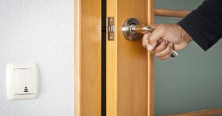 Установка дверей Пыть-Ях цена от 1359 руб.
